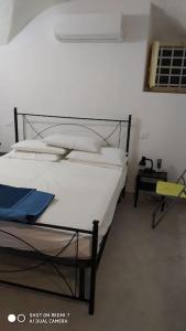 - une chambre avec un lit et une chaise dans l'établissement Casa Anna, à Borgio Verezzi