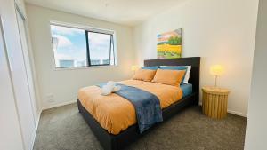 a bedroom with a bed and a window at Walking Distance to Riverside Market & Hospital in Christchurch