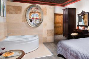 Koupelna v ubytování Elpida Cave Hotel