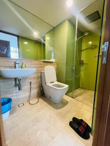 y baño con aseo, lavabo y ducha. en Vortex Suites KLCC By Neptune, en Kuala Lumpur