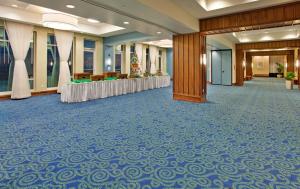 Habitación grande con un pasillo con mesas. en Holiday Inn Resort Pensacola Beach, an IHG Hotel en Pensacola Beach