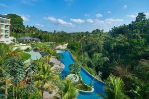 - une vue aérienne sur la piscine du complexe dans l'établissement The Westin Resort & Spa Ubud, Bali, à Ubud