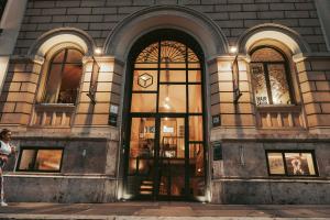 un bâtiment avec une entrée pour un magasin dans l'établissement YellowSquare Rome, à Rome