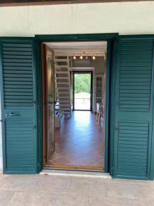 una puerta abierta de una casa con patio en Villa al Presti, Vacanze in pieno relax en Cefalù