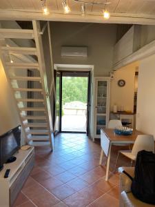 uma sala de estar com uma escada em espiral e uma mesa em Villa al Presti, Vacanze in pieno relax em Cefalù