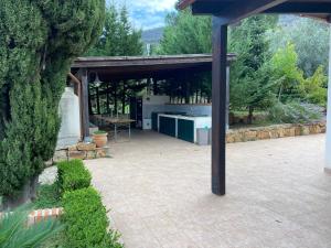 un padiglione con cucina in giardino di Villa al Presti, Vacanze in pieno relax a Cefalù