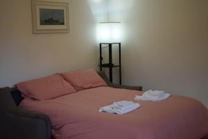 Una cama con dos toallas encima. en MarcoPoloAirport-2 camere da letto-Wifi-Netflix-15' da Venezia en Tessera