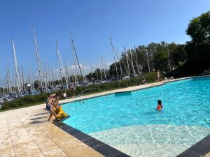 un grupo de personas jugando en una piscina en Holiday Caravan Holle Poarte Makkum en Makkum