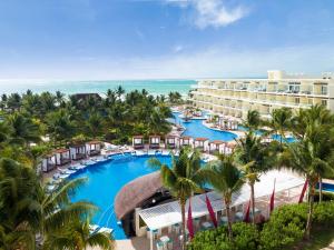 Výhled na bazén z ubytování Azul Beach Resort Riviera Cancun, Gourmet All Inclusive by Karisma nebo okolí