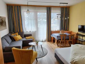 A seating area at appartementen Haus Bergblick