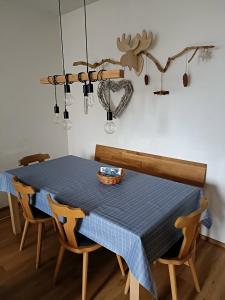 ゴーザウにあるappartementen Haus Bergblickのダイニングルーム(青いテーブルと椅子付)