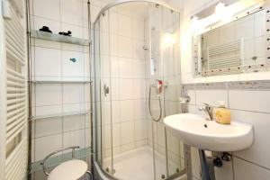 ヘルヌムにあるFernsichtのバスルーム(シャワー、洗面台、トイレ付)
