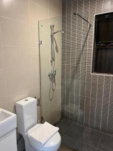 ein Bad mit einer Dusche, einem WC und einem Waschbecken in der Unterkunft Light and Bright St Julians Central 1 in St Julian's