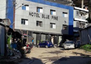 un hotel de pino azul con coches estacionados frente a él en Hotel Blue Pine Arunachal Pradesh, en Itānagar