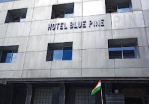 un edificio con una bandera delante de él en Hotel Blue Pine Arunachal Pradesh, en Itānagar