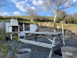 Connac的住宿－La Sebaline, superbe vue, vallee du Tarn，花园内的野餐桌和壁炉