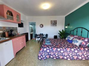 uma cozinha e um quarto com uma cama num quarto em Hakuna matata em Benagil