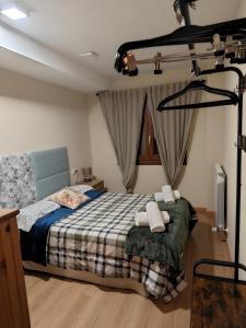 1 dormitorio con 1 cama con 2 toallas en Apartamento a estrenar en Villanúa, en Villanúa
