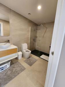 uma casa de banho com um WC, um lavatório e um chuveiro em Costa Vista- Standard bedroom flat#501 with private pool- kololi sands em Sere Kunda