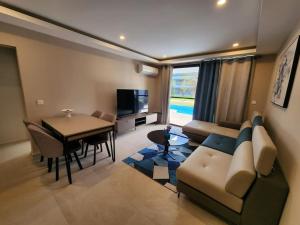 uma sala de estar com um sofá e uma mesa em Costa Vista- Standard bedroom flat#501 with private pool- kololi sands em Sere Kunda