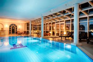 a large swimming pool in a large building at Hotel Villa Heine Wellness & Spa in Halberstadt