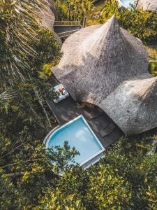 nad głową domu z parasolem i basenem w obiekcie Jungleight Bali w mieście Tegalalang