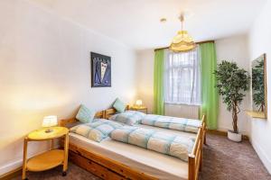 a bedroom with a bed and a couch at Ferienwohnung Apfelbaum in Albstadt