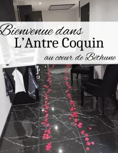 una stanza con un pianoforte con cuori rossi sul pavimento di l'Antre coquin a Béthune