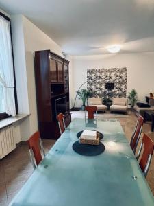 ヴェローナにあるL'appartamento di Giuliettaのリビングルーム(緑の大きなテーブルと椅子付)