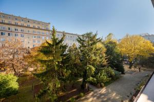 uma vista superior de um parque com árvores e um edifício em Ochota Siewierska Modern Apartment em Varsóvia