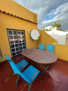 Balkoni atau teres di Große Terrasse mit Esstisch, Markise. Einfach