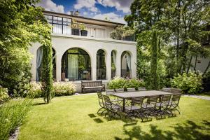 einen Tisch und Stühle im Hof eines Hauses in der Unterkunft Bagatelle Gardenhouse in Budapest