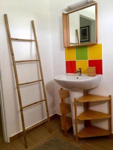 ein Bad mit einem Waschbecken und einem Spiegel in der Unterkunft Les Bungalows du Moulin in Saint-François