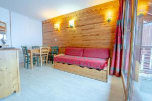 a room with a bench with a table and a dining room at Sfl 1 appt 4-6 couchages in Saint-François-Longchamp