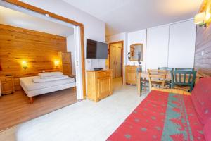 1 dormitorio con 1 cama y comedor en Sfl 1 appt 4-6 couchages, en Saint-François-Longchamp