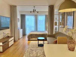 een woonkamer met een bed en een bank bij Cozy Home Apartment - Tallinn City Center in Tallinn