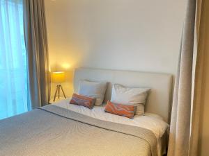 um quarto com uma cama com duas almofadas em Cozy Home Apartment - Tallinn City Center em Talin