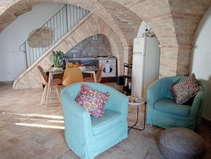 a living room with two chairs and a refrigerator at ANPEMO Casa Vacanze dimora storica dal 1837 in Silvi Paese