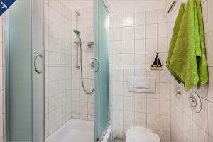 Koupelna v ubytování Maxim-Gorki-Straße Whg Kranich + 16 fotografií