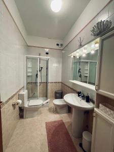 y baño con 2 aseos, ducha y lavamanos. en L'appartamento di Giulietta, en Verona