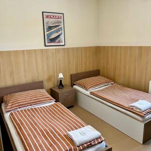 2 Einzelbetten in einem Zimmer mit in der Unterkunft Hotel U námořníka in Pilsen