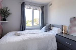 1 dormitorio con 2 camas y ventana en Highfield House cosy 4 bedroom, en Scunthorpe