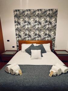 ein Schlafzimmer mit einem Bett mit Handtüchern darauf in der Unterkunft L'appartamento di Giulietta in Verona