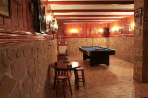 Habitación con mesa de ping pong y mesa de billar. en Villa Iluminada con piscina y barbacoa cerca Playa, en Elche