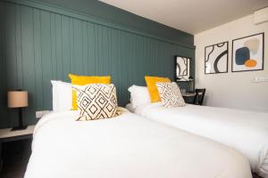 En eller flere senger på et rom på The Martello Hotel