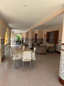 un soggiorno con tavolo e sedie di Villa Iluminada con piscina y barbacoa cerca Playa a Elche