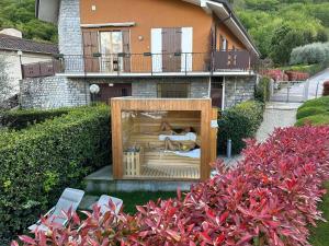 Сад в Bellagio Village- 4 Apartments by the lake - Seasonal Warm Pool and Sauna