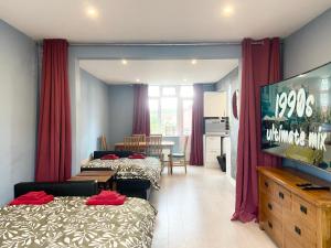 um quarto de hotel com duas camas e uma sala de jantar em Castle View em Stafford