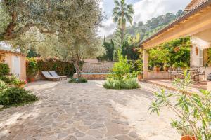 a garden with a patio and a house at Casa Amber in Sóller