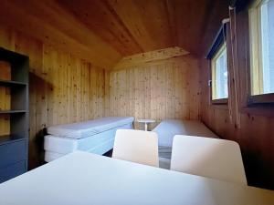 En eller flere senger på et rom på Cozy little cottage in the middle of Gotland near Visby